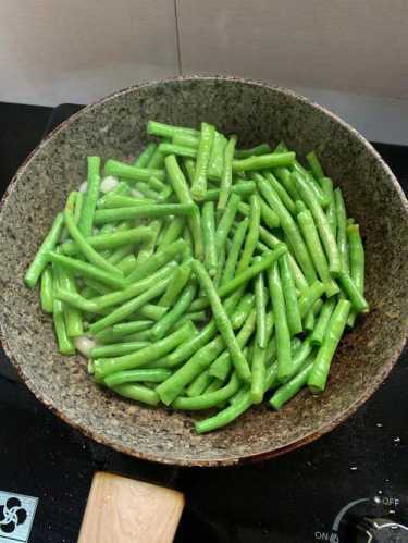 豆角_豆角没炒熟会中毒吗