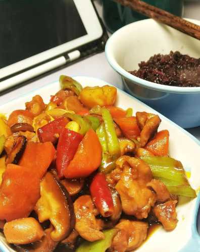 黄闷鸡米饭_黄闷鸡米饭做法