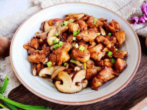 鸡肉炒滑子蘑的做法