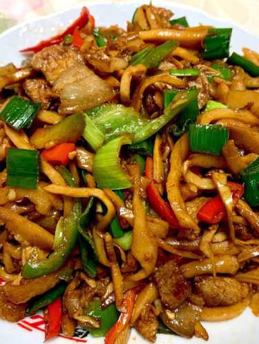 炒竹笋的做法_咸肉炒竹笋的做法